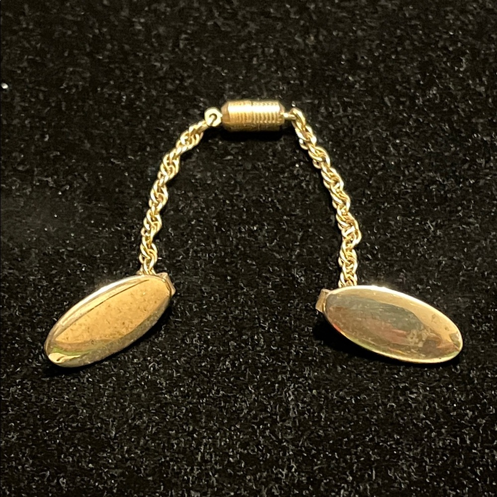 Elegant Gold Tone Swearer Clip/Giard